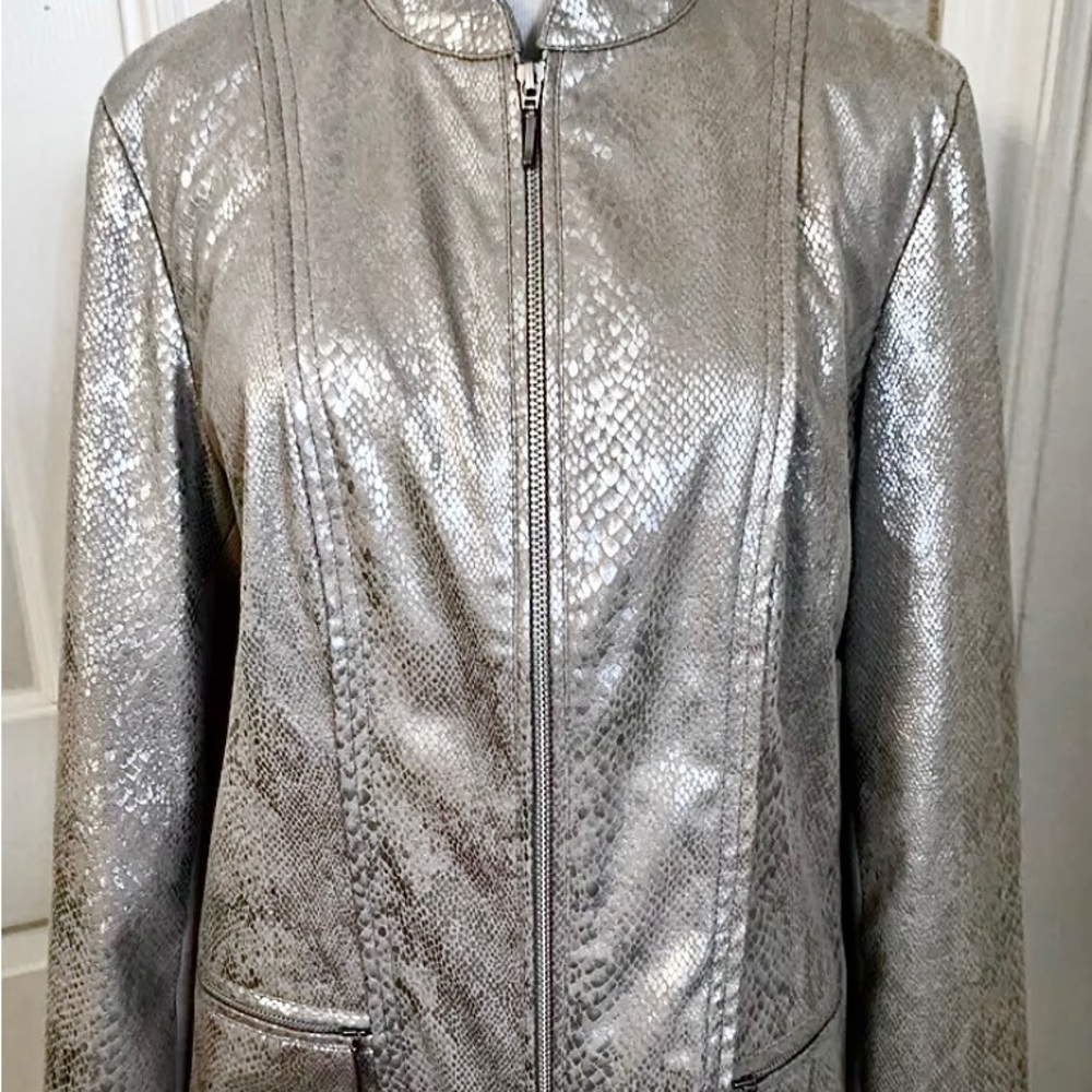 🐚 Chico’s Silver & Ivory Faux Snake Skin Front Zip Pockets Jacket. Large